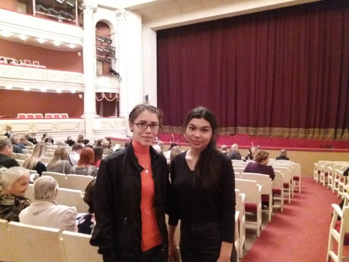 Foreign listeners are at the theater of Opera and ballet. Фото 1