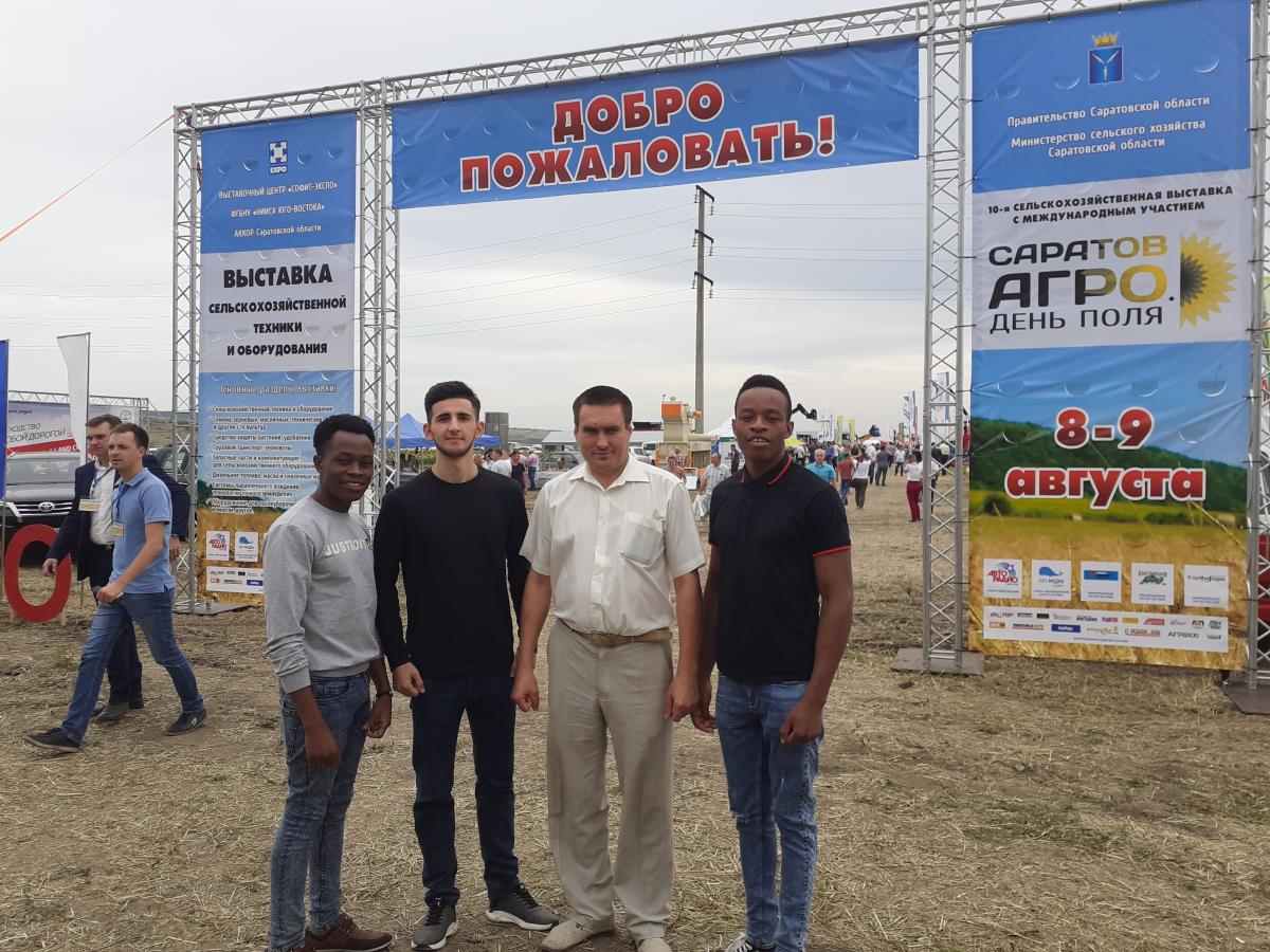 Foreign students and students at the exhibition “SARATOV-AGRO. FIELD DAY. Фото 2