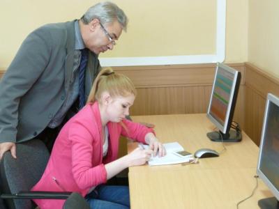 Профессор Москаленко С.П. проводит занятия в компьютерном классе